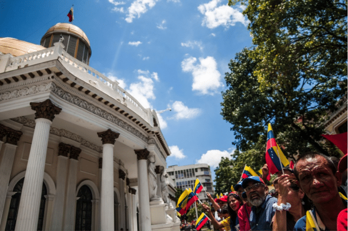 | Chavistas gathered around Venezuelas Legislative Palace to witness the return of Simón Bolívar and Hugo Chávez portraits | MR Online