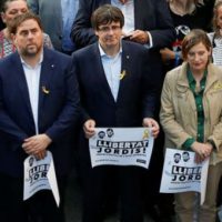 Catalan President Carles Puigdemont and other regional government members. | Photo: Reuters