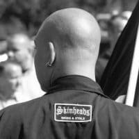 Neonazi skinheads weiss und stolz.