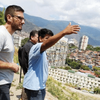 Green Left Weekly journalist, Federico Fuentes with Cucaracho in the 23 de Jenero barrio in Caracas. Photo by Zuleima Vergel.