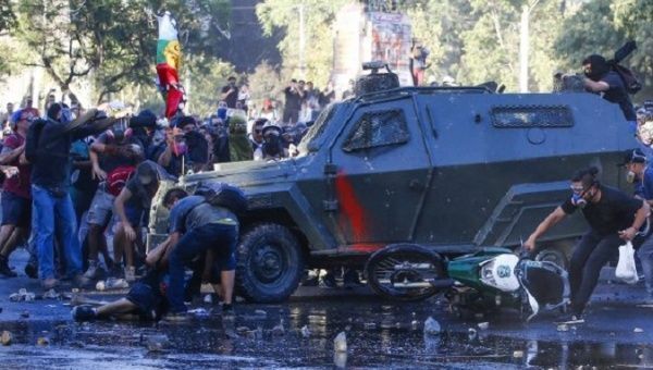 | Citizens help a young man who was crushed by two armed cars in Santiago Chile Dec 20 2019 | Photo Twitter Eliana1Maipu | MR Online