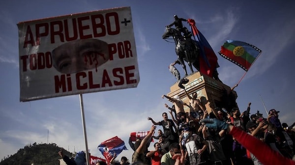 | I approve it for my class reads the banner supporting the vote for a new constitution in Chile Photo Frente Fotográfico | MR Online