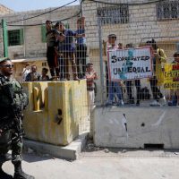 ISRAELI BORDER POLICEMEN STAND GUARD DURING A DEMONSTRATION ORGANIZED BY YOUNG PALESTINIANS IN HEBRON ON SEPTEMBER 3, 2017, AGAINST A RECENT DECISION BY ISRAEL GIVING JEWISH SETTLEMENT ENCLAVES IN HEBRON THE AUTHORITY TO MANAGE THEIR OWN MUNICIPAL AFFAIRS. (PHOTO: WISAM HASHLAMOUN/APA IMAGES)