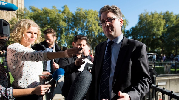 | Bellingcat founder Eliot Higgins talks to the press at College Green in London October 9 2018 David Mirzoeff | PA Wire | Alamy | MR Online