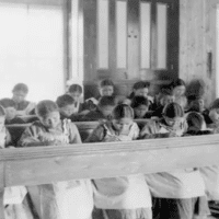 Indigenous kids in a residential school in Canada during the XX century. | Photo: Twitter/ @AmmarKazmi_