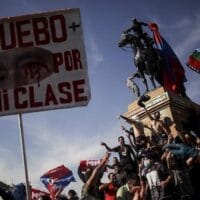 “I approve it for my class,” reads the banner supporting the vote for a new constitution in Chile. (Photo: Frente Fotográfico)