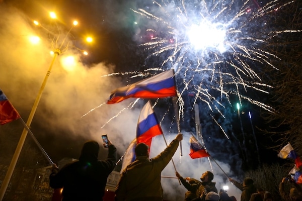 | People wave Russian national flags celebrating Moscows recognition Donetsk and Lugansk eastern Ukraine Feb 21 2022 | MR Online