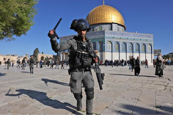 | A member of the Israeli security forces attacks worshippers at the Dome of the Rock mosque during clashes at Jerusalems al Aqsa Mosque compound on 15 April 2022 AFP | MR Online