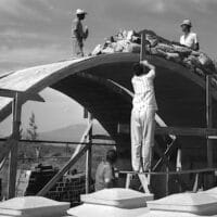 Builders construct experimental vaults of brick and cement blocks in Santiago de Cuba in December 1960. Centro de Documentación, Empresa RESTAURA, Oficina del Historiador de la Ciudad de La Habana, CC BY-ND