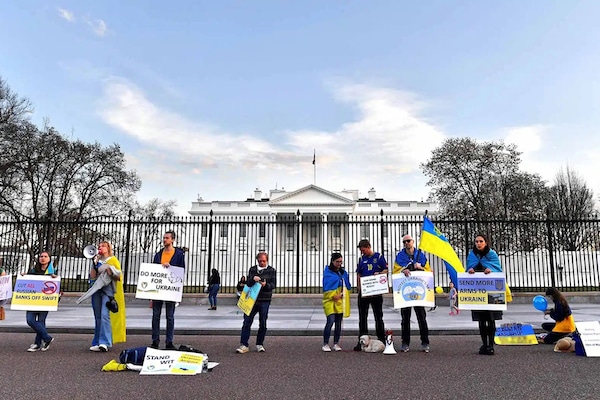 | Small crowd of pro ZelenskyNATOwar protesters in front of the White House demanding more weapons for Ukraine Photo Gallup NewsFile photo | MR Online