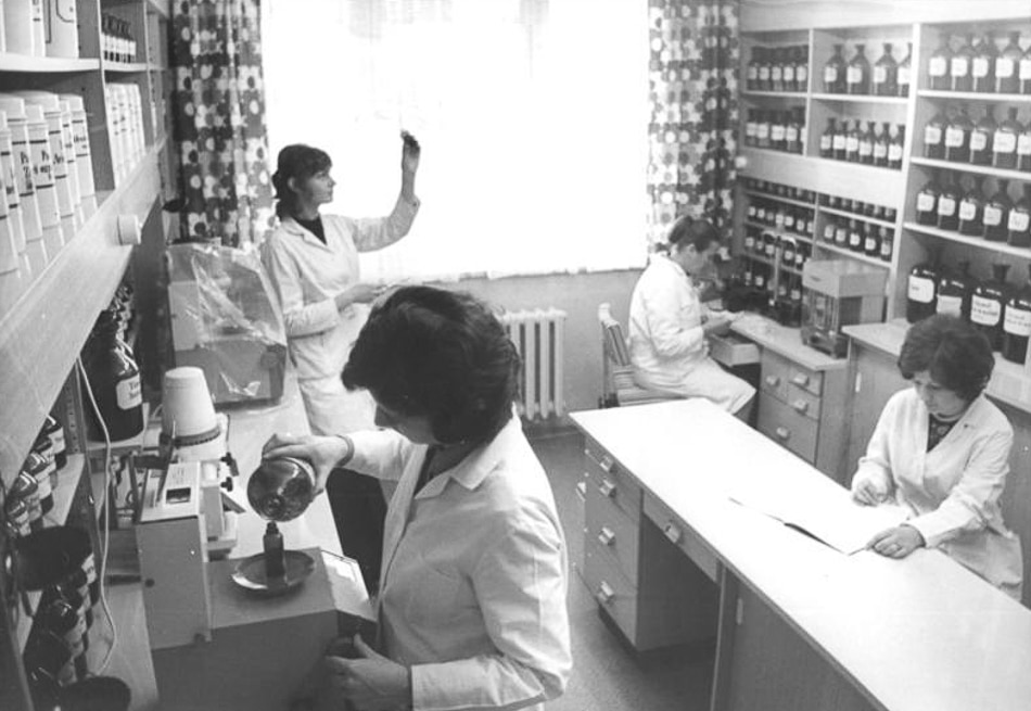 | Image 3 In 1950 there were 1694 pharmacies in the DDR of which 1266 were privately owned By 1989 there were 24 private pharmacies and 2002 public pharmacies managed by the Ministry of Health Each of the DDRs 15 regions was overseen by a head doctor and head pharmacist On the district level local pharmacists were responsible for monitoring the distribution of medicine according to unified standards | MR Online