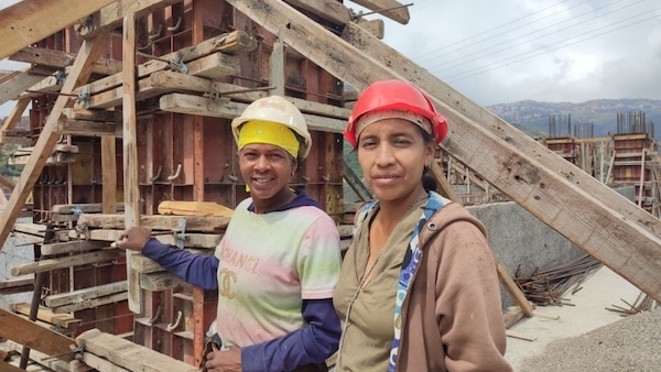 | The women from Caracas Antímano Parish have trained themselves to build homes for their families as part of Venezuelas Great Housing Mission created by Hugo Chávez in 2011 Andreína Chávez Alava Venezuelanalysis | MR Online