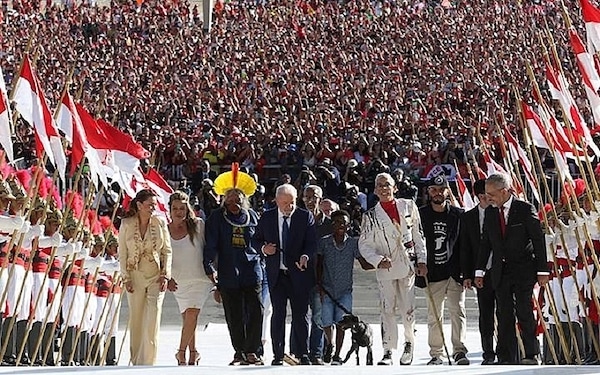 | We have a large inventory of historical material and symbolic debts so well represented in the ceremony of handing over the presidential sash and in the iconic ascent of the ramp of the Planalto Palace Foto Tânia RegoAgência Brasil | MR Online