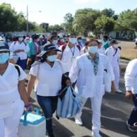 When Covid vaccines became available through the WHO, Nicaragua gave priority to people over 65 and those hospitalized or with chronic conditions. Here workers set out with vaccines. Photo: Carlos Cortez