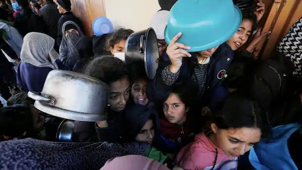 | Children waiting for food in Gaza Photo UNRWA | MR Online