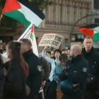 FREE PALESTINE DEMONSTRATION IN ORANIENPLATZ, GERMANY, OCTOBER 21, 2023. (PHOTO: WIKIMEDIA COMMONS/MONTECRUZ FOTO)