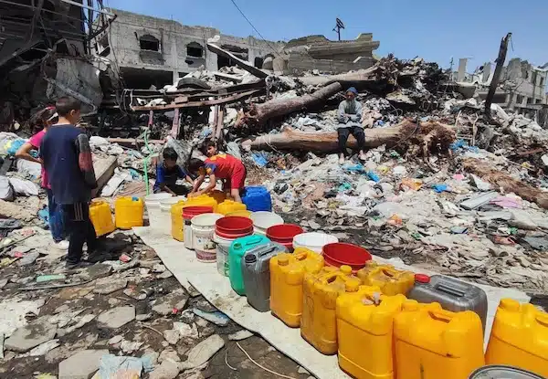 | DISPLACED PALESTINIANS LINE UP TO FILL WATER CONTAINERS IN GAZA CITY ON APRIL 22 2024 PHOTO KHALED DAOUDAPA IMAGES | MR Online